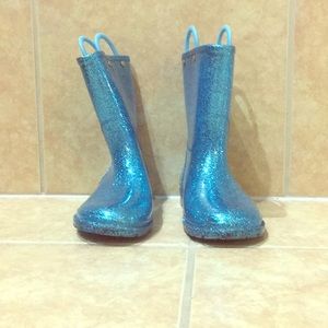 Glitter rain boots! 💙